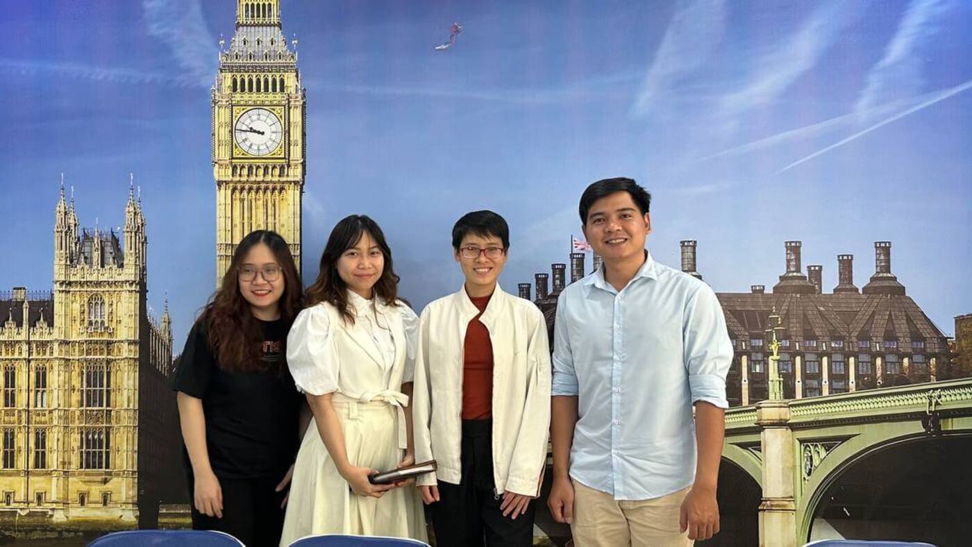 Nhân viên MONA chụp ảnh cùng đội ngũ khách hàng sau buổi làm việc